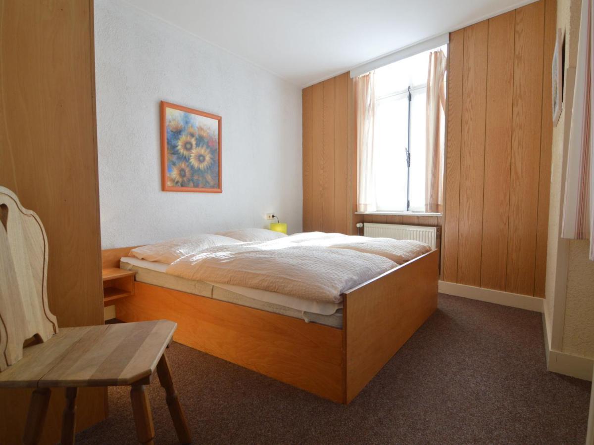 Classy Holiday Home In Uerzig Near Forest Bilik gambar