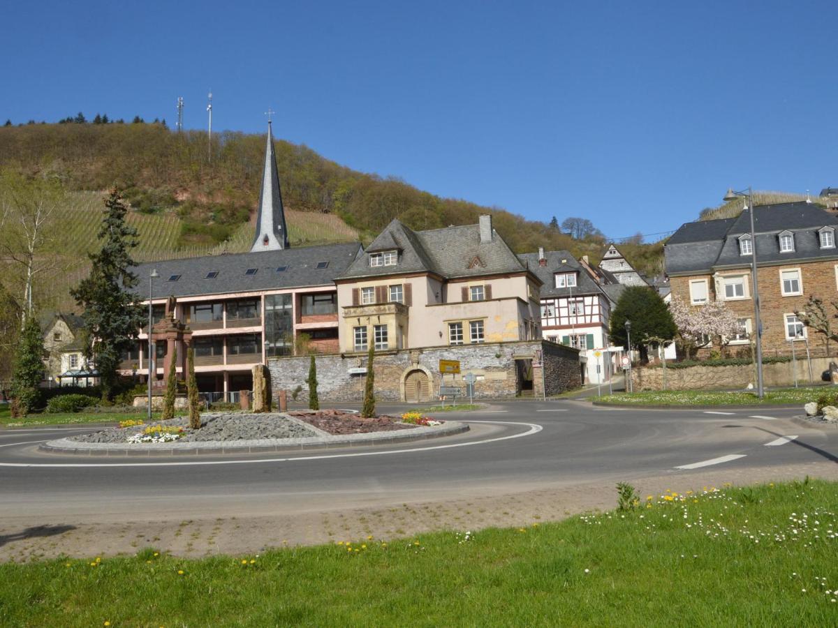 Classy Holiday Home In Uerzig Near Forest Bilik gambar
