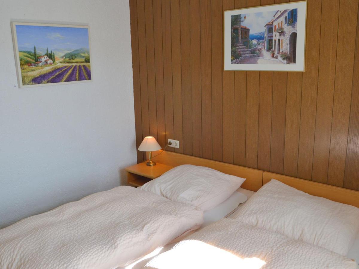 Classy Holiday Home In Uerzig Near Forest Bilik gambar