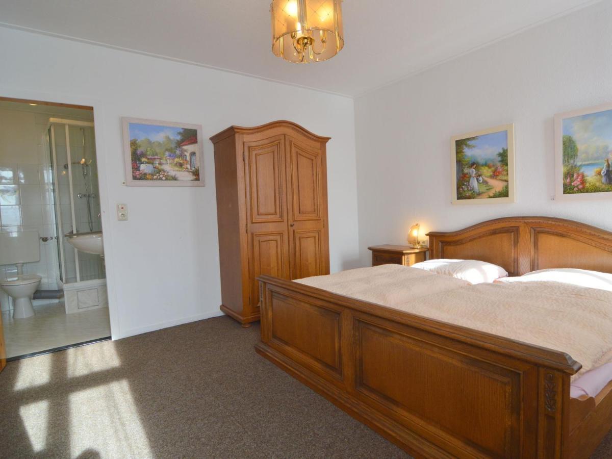 Classy Holiday Home In Uerzig Near Forest Bilik gambar