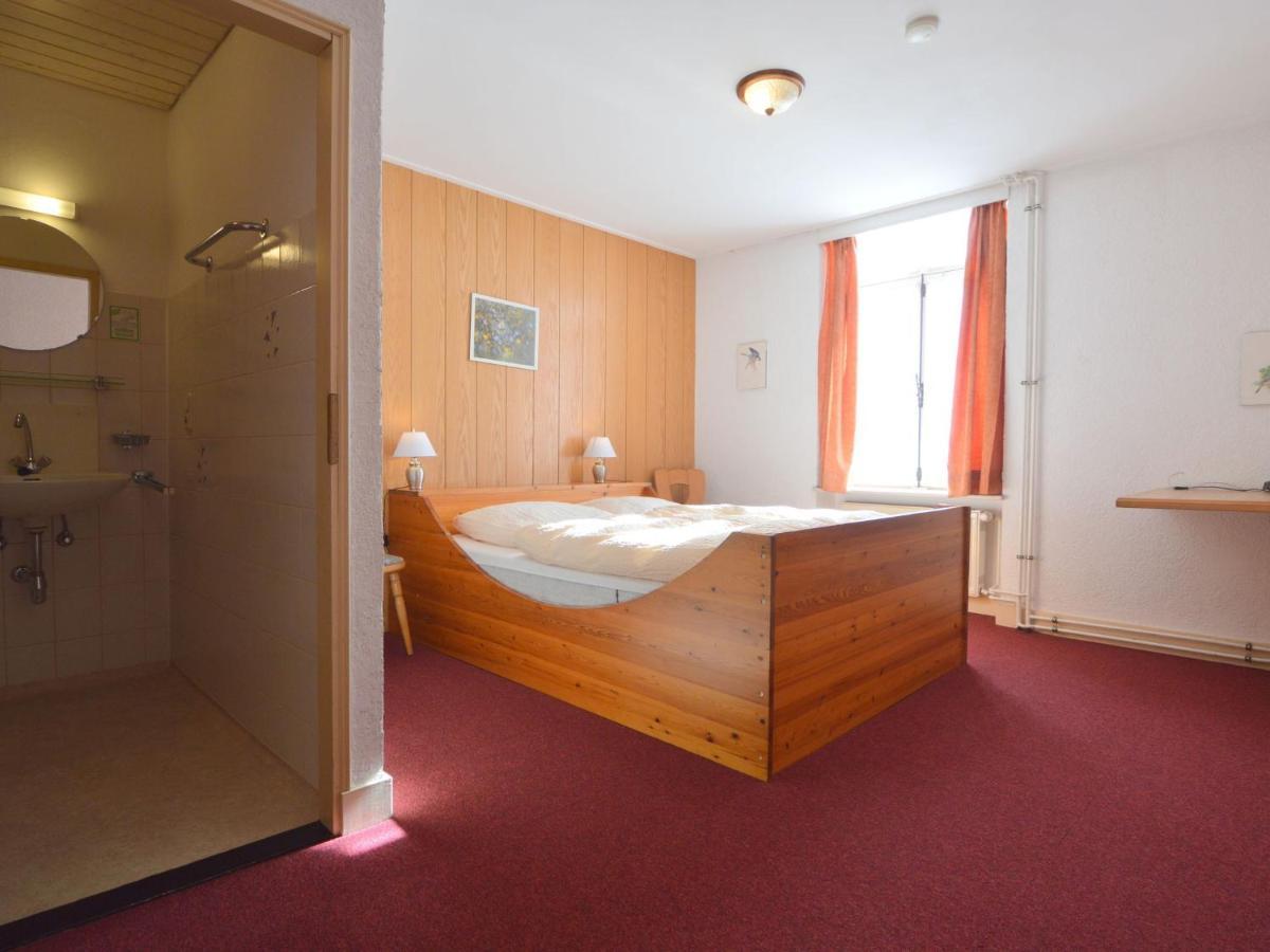 Classy Holiday Home In Uerzig Near Forest Bilik gambar